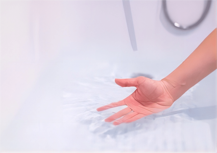 Feel the heat and comfort of the bathtub with your hands